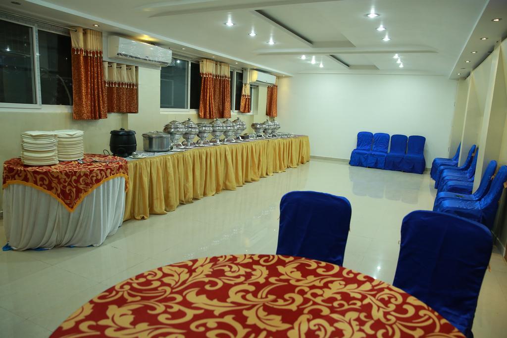 Oyo 13494 Hotel Nakshatra Inn Hyderabad Exteriör bild
