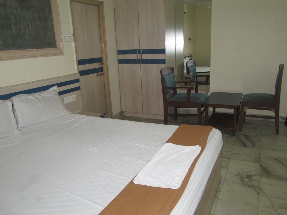 Oyo 13494 Hotel Nakshatra Inn Hyderabad Exteriör bild
