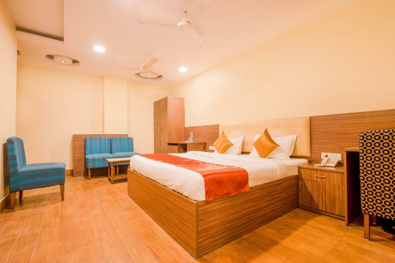 Oyo 13494 Hotel Nakshatra Inn Hyderabad Exteriör bild